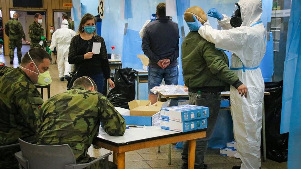 Nemocnice volají o pomoc armádu, personál chybí u lůžek i testování